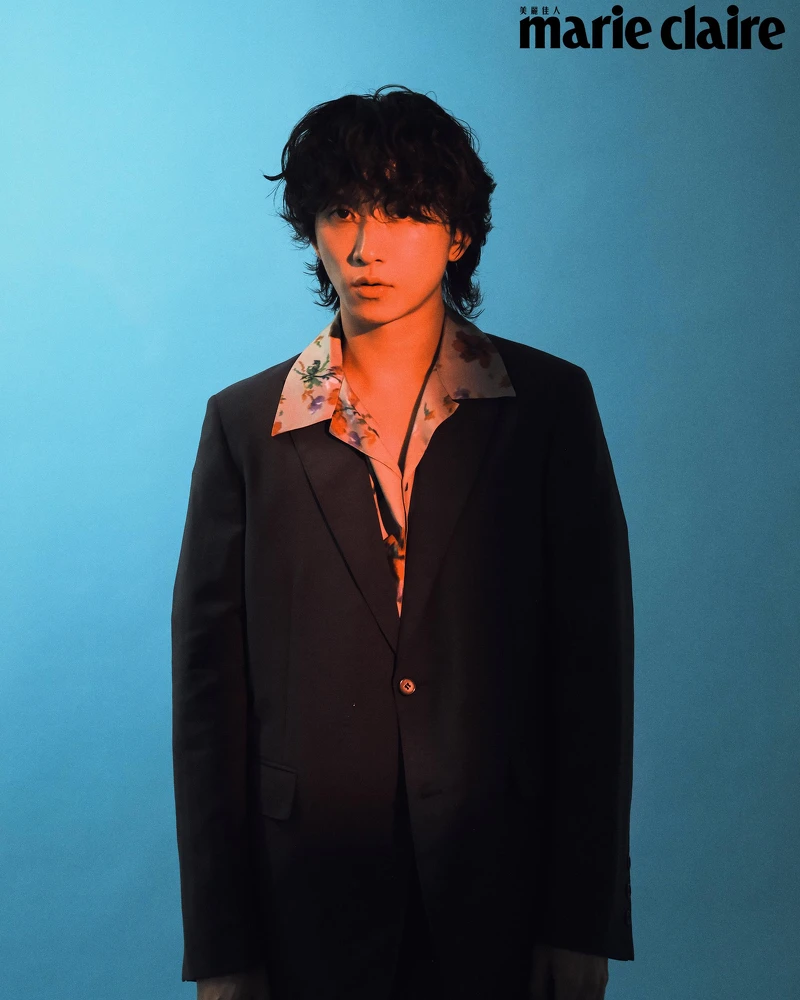 灰色西裝外套、灰色西裝長褲,both by Prada;印花襯衫,Loewe。 灰色西裝外套、灰色西裝長褲,both by Prada;印花襯衫,Loewe。