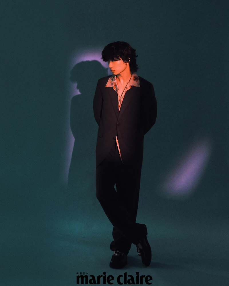 灰色西裝外套、灰色西裝長褲、金屬吊環樂福鞋,all by Prada;印花襯衫,Loewe。 灰色西裝外套、灰色西裝長褲、金屬吊環樂福鞋,all by Prada;印花襯衫,Loewe。