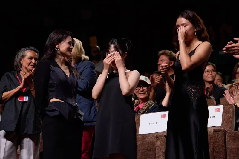 《女孩》威尼斯影展首映結束後,白小櫻(中)和9m88(右)也哭了 《女孩》威尼斯影展首映結束後,白小櫻(中)和9m88(右)也哭了