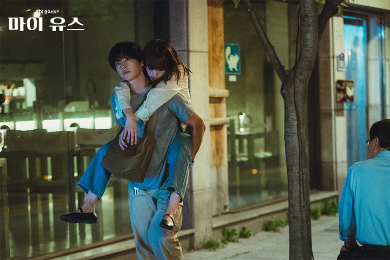 成濟妍喝醉鮮于海背著走,被網友虧「為背而背」 成濟妍喝醉鮮于海背著走,被網友虧「為背而背」