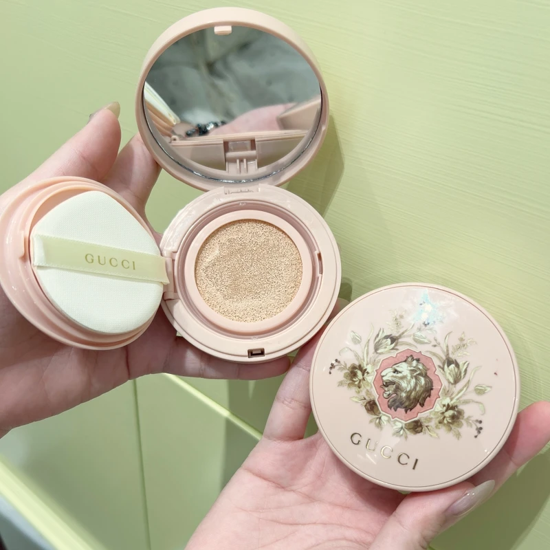 GUCCI絲潤氣墊粉餅SPF 20/PA++實品。 GUCCI絲潤氣墊粉餅SPF 20/PA++實品。