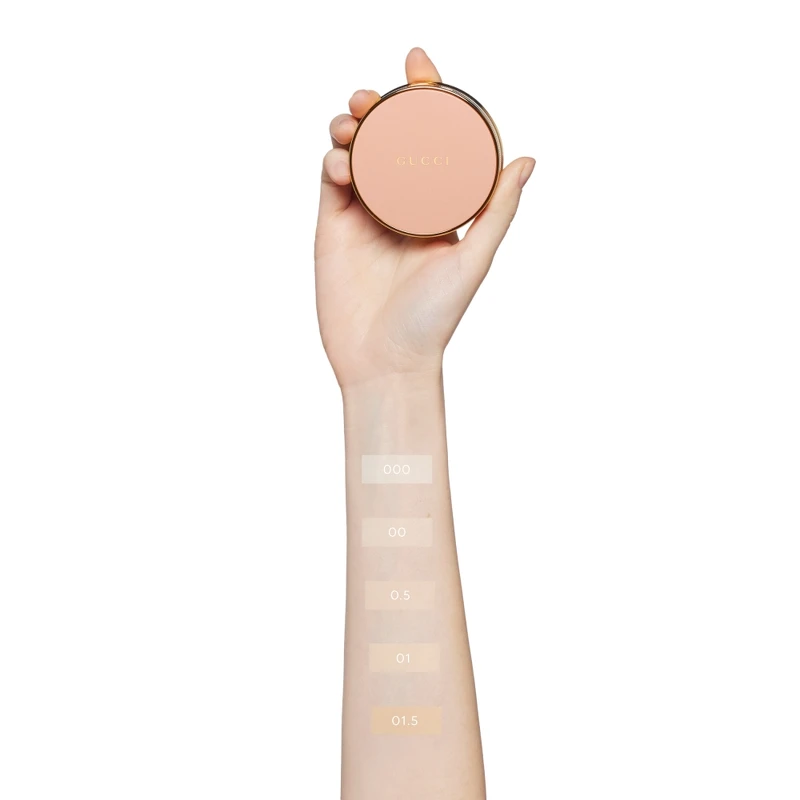 GUCCI柔焦凝光粉餅SPF 20/PA++手部試色。 GUCCI柔焦凝光粉餅SPF 20/PA++手部試色。