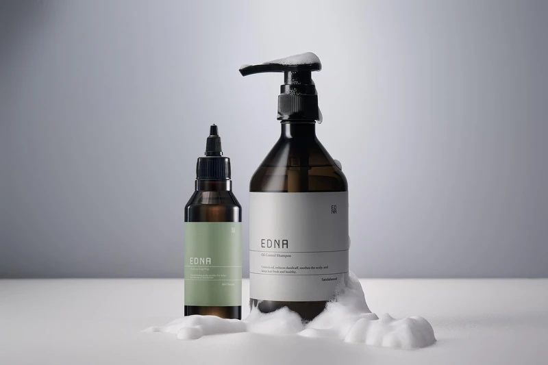 （圖說：角質淨化前導液（左）檀沙控油洗髮露（右）讓頭皮控油力加分，蓬鬆感更持久/ 取自官網）