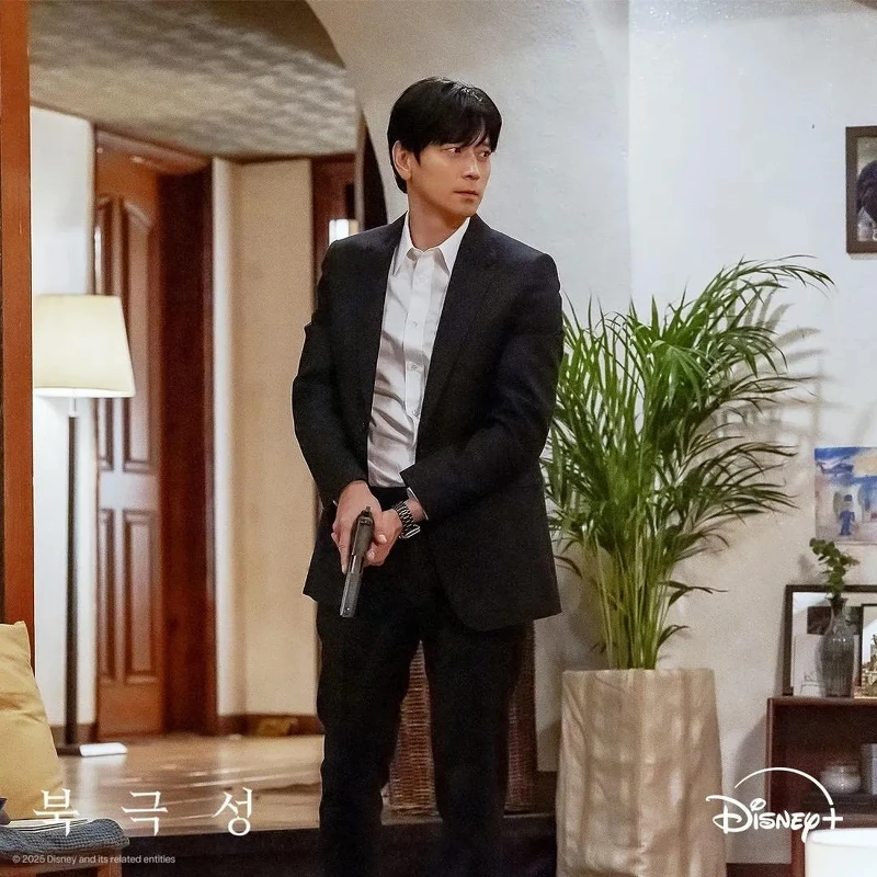 姜棟元飾演白山湖。