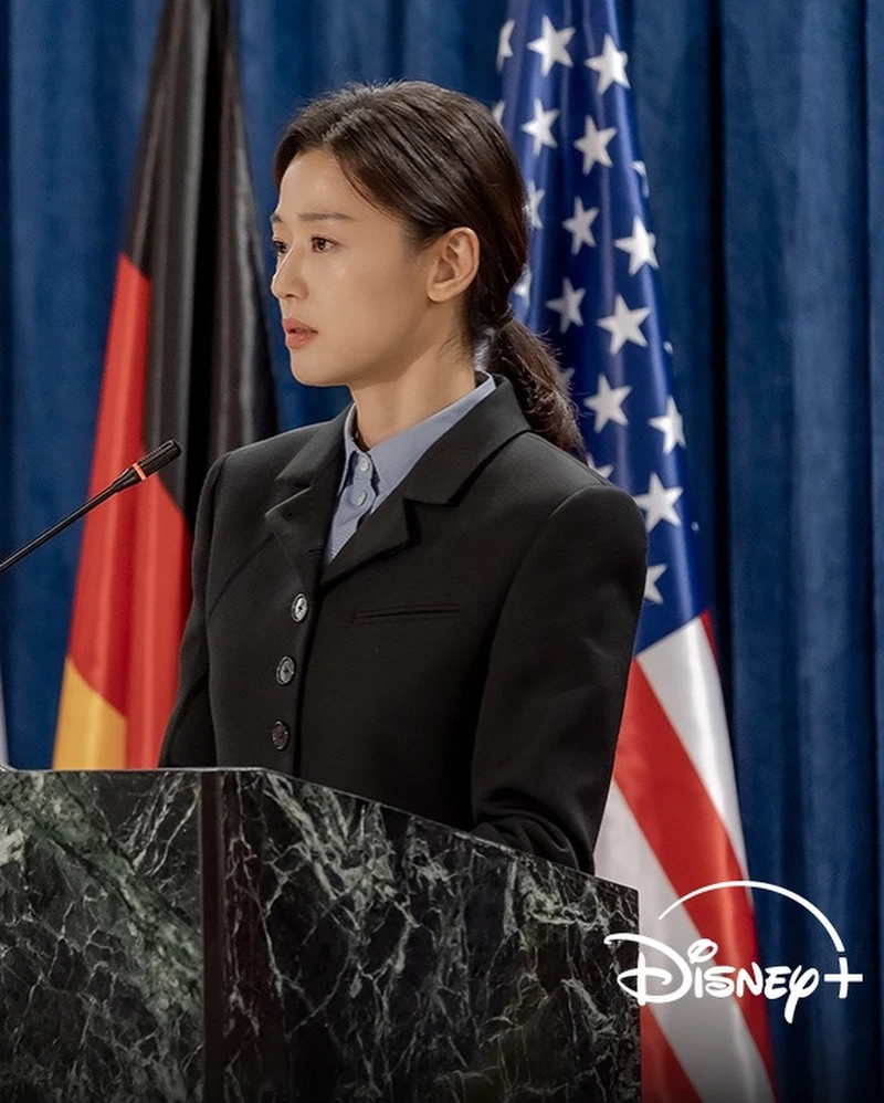 丁瑞慶表示，《暴風圈》的故事靈感來自於導演金熙元希望描繪「由強大女性主導的愛情故事」。