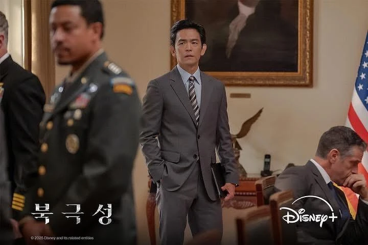 除了趙約翰，《暴風圈》中有許多奧斯卡演員參與其中。