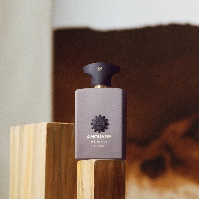 AMOUAGE詩情扉頁系列OPUS XVI Timber綠杉凝脂形象圖。 AMOUAGE詩情扉頁系列OPUS XVI Timber綠杉凝脂形象圖。