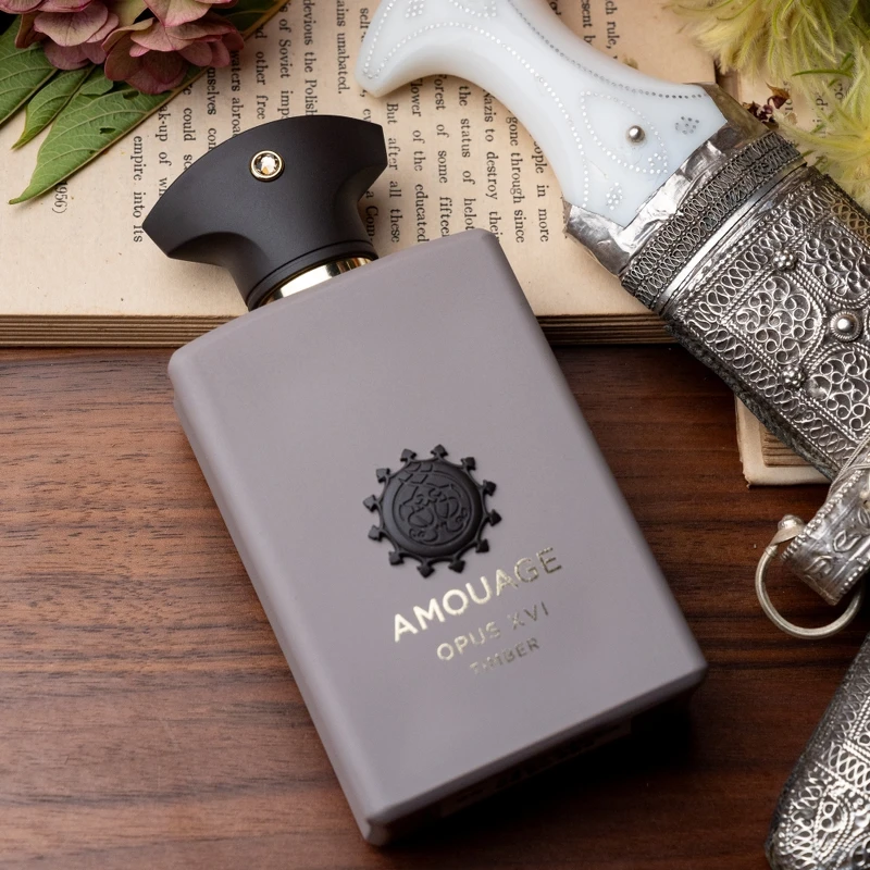 AMOUAGE詩情扉頁系列OPUS XVI Timber綠杉凝脂100ml,NT12,800 AMOUAGE詩情扉頁系列OPUS XVI Timber綠杉凝脂100ml,NT12,800