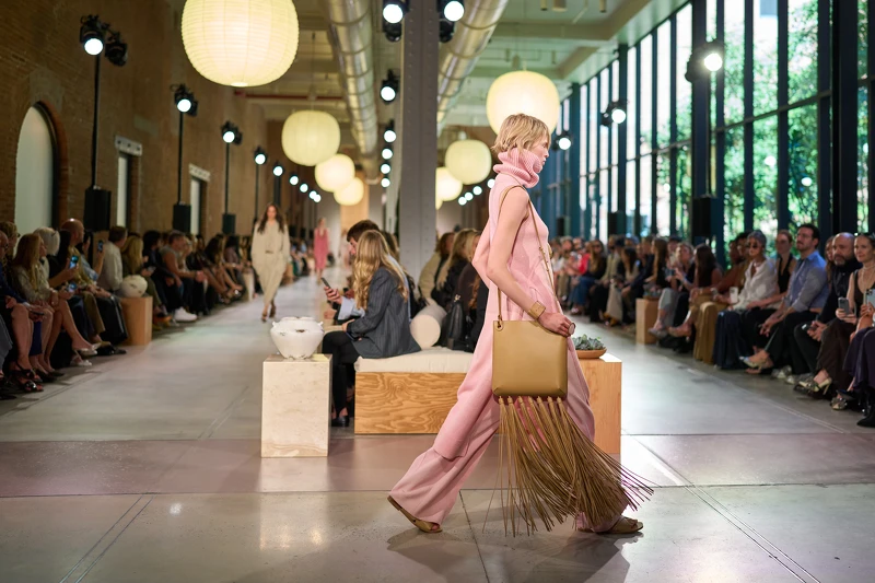 Michael Kors Collection 2026春夏系列大秀於紐約切爾西的 Terminal Warehouse 隆重登場。 Michael Kors Collection 2026春夏系列大秀於紐約切爾西的 Terminal Warehouse 隆重登場。