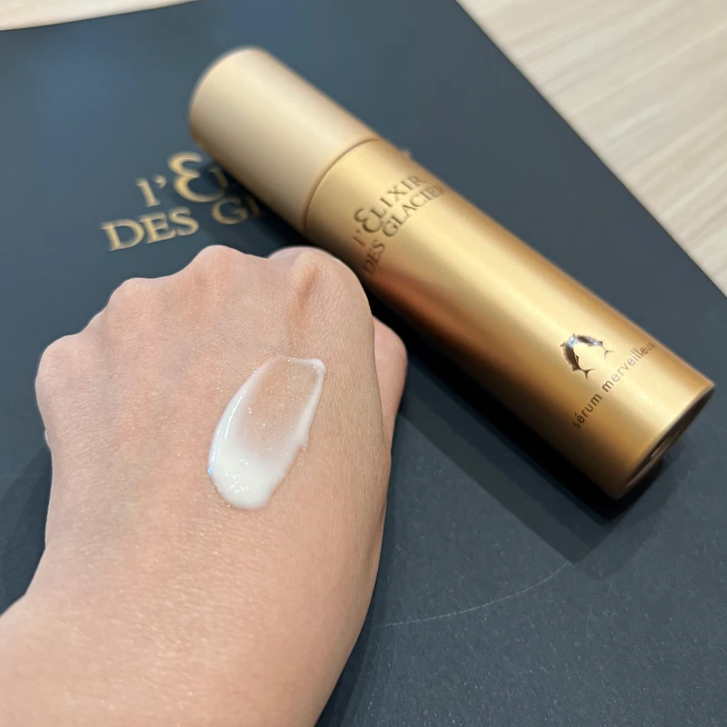 Valmont屹麗鎏金秘尋精粹質地。 Valmont屹麗鎏金秘尋精粹質地。