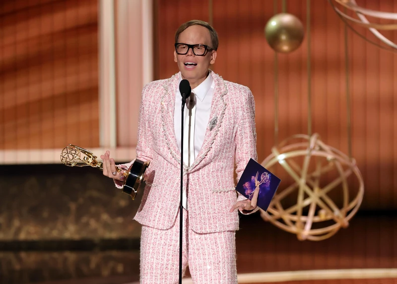 2025艾美獎得獎名單:喜劇類影集最佳男配角 《堪薩斯之歌》傑夫希勒Jeff Hiller 2025艾美獎得獎名單:喜劇類影集最佳男配角 《堪薩斯之歌》傑夫希勒Jeff Hiller