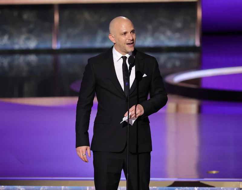 2025艾美獎得獎名單:劇情類最佳導演 《外放特務組》亞當藍道爾Adam Randall 2025艾美獎得獎名單:劇情類最佳導演 《外放特務組》亞當藍道爾Adam Randall