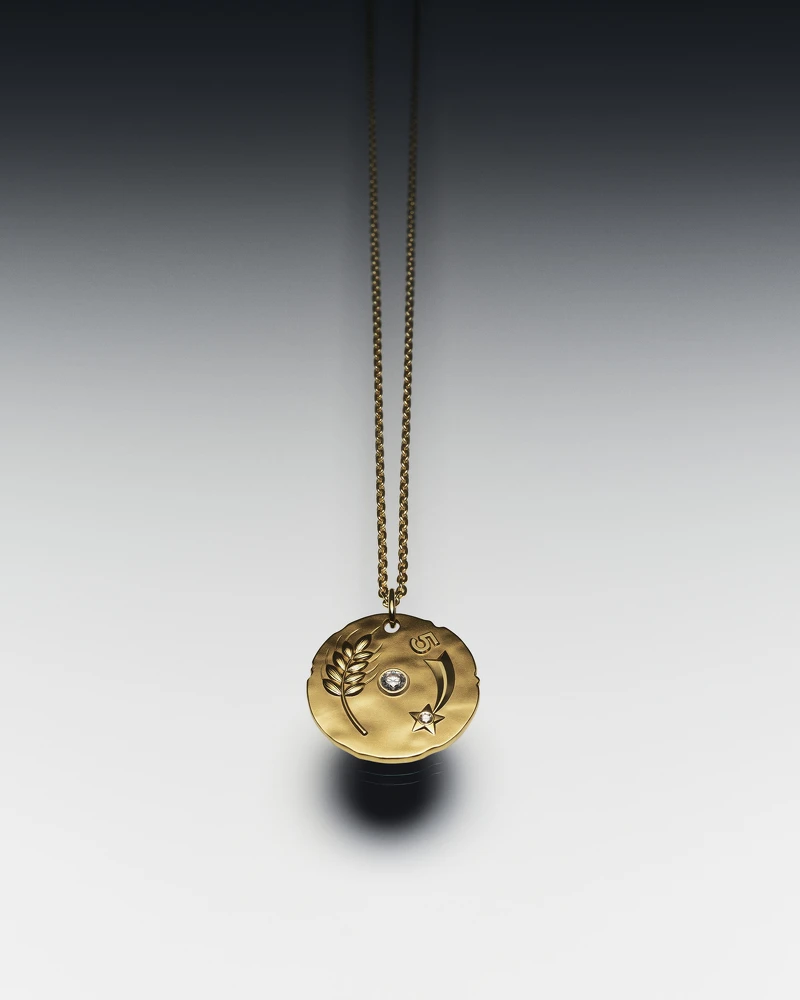 Chanel 全新 CHANCE DE CHANEL 系列: TALISMANS徽章墜飾雙面設計，18K黃金，鑲嵌鑽石，參考價台幣NT$ 236,000