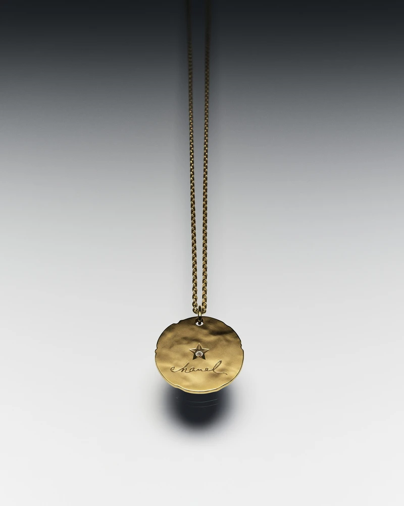 Chanel 全新 CHANCE DE CHANEL 系列: TALISMANS徽章墜飾雙面設計，18K黃金，鑲嵌鑽石，參考價台幣NT$ 236,000