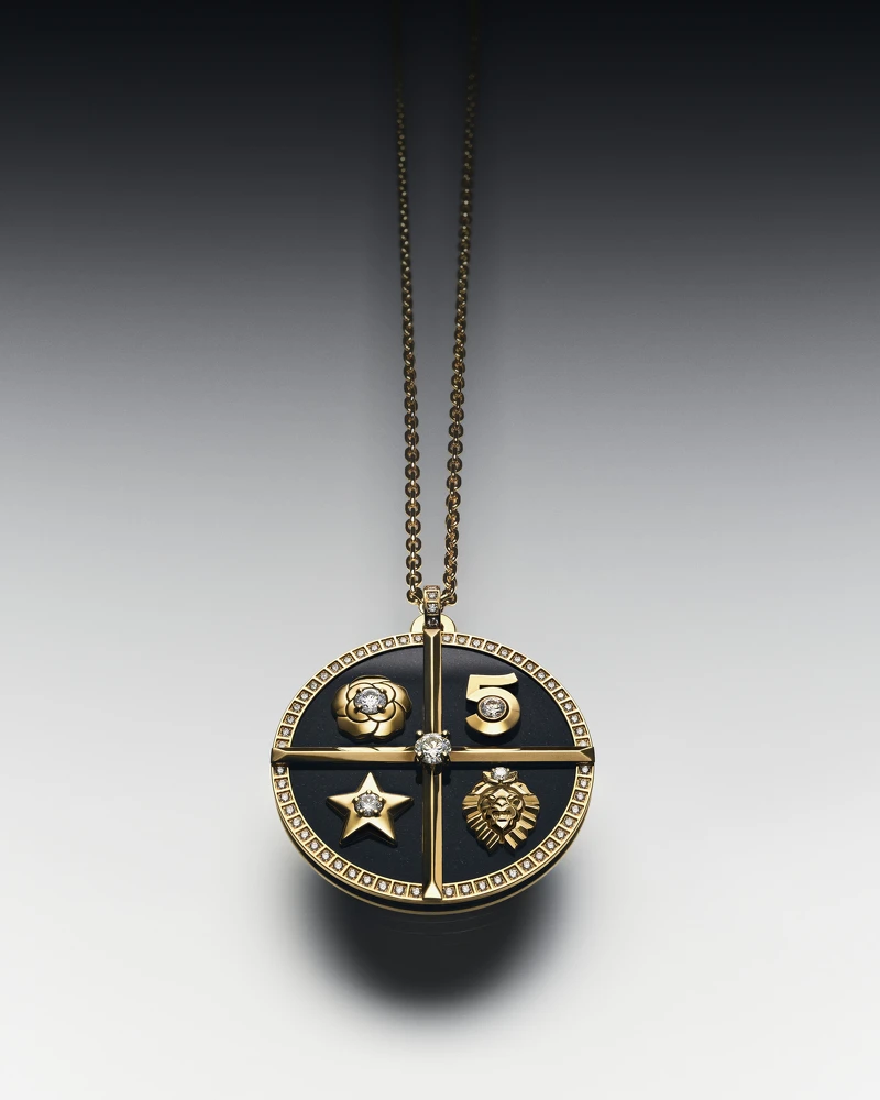 Chanel 全新 CHANCE DE CHANEL 系列: SYMBOLES徽章墜飾 雙面設計，18K黃金，鑲嵌鑽石和黑色軟玉，參考售價台幣NT$ 1,062,000