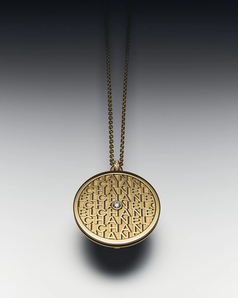 Chanel 全新 CHANCE DE CHANEL 系列: SYMBOLES徽章墜飾 雙面設計，18K黃金，鑲嵌鑽石和黑色軟玉，參考售價台幣NT$ 1,062,000