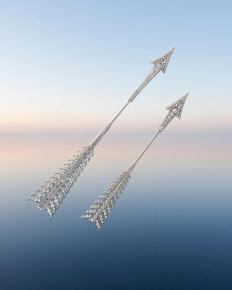 高級珠寶系列Flèche胸針 白金750材質、鑲嵌鑽石 JCP00198 台幣參考價格NTD 3,240,000；Flèche系列胸針 白金750材質、鑲嵌鑽石 JCP00229. 台幣參考價格NTD 712,000