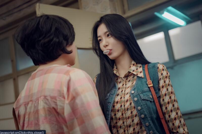 劇集裡的角色看似都有開朗幸福的一面,但其實在背後也都有著反應那年代的負擔所在。 劇集裡的角色看似都有開朗幸福的一面,但其實在背後也都有著反應那年代的負擔所在。