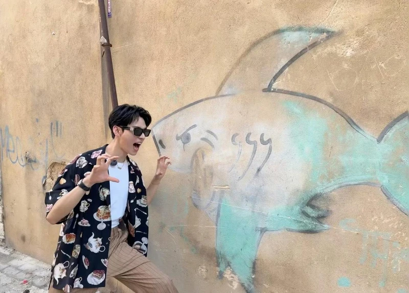 義大利街頭驚喜發現鯊魚塗鴉，龔俊馬上來一張合照。