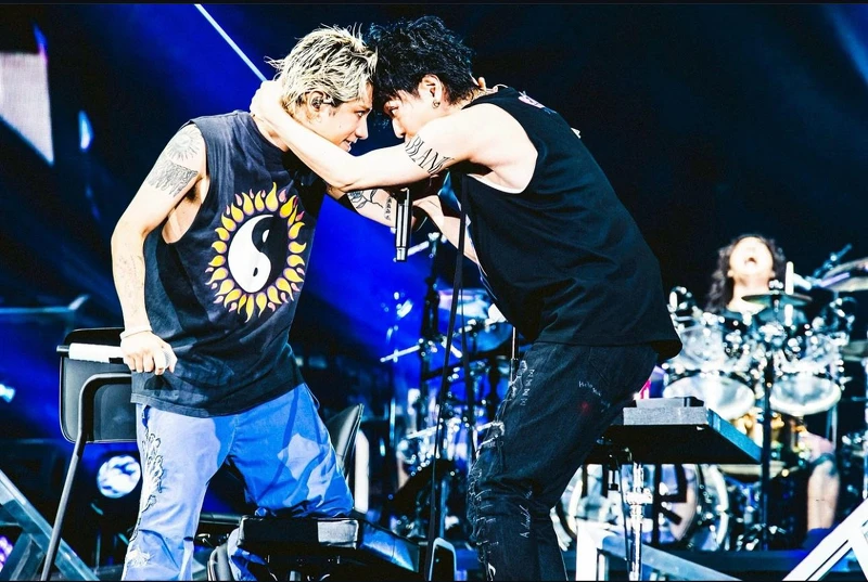 日前 ONE OK ROCK 演唱會，佐藤健（右）與 TAKA 重現戲裡藤谷直季與演唱時的模樣。