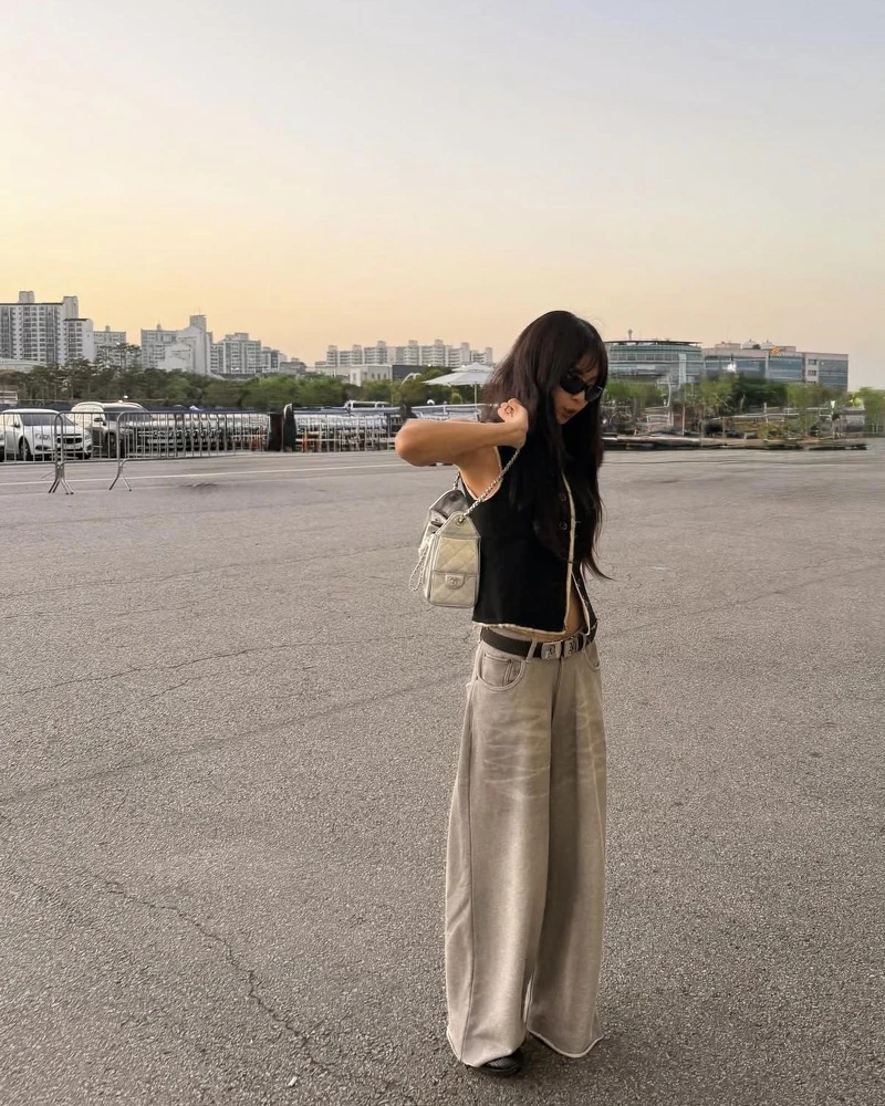 金珍妮日前參加造物主泰勒的首爾演唱會,當日他揹著一顆Chanel 25銀色小型包款,瞬間引爆社群話題。 金珍妮日前參加造物主泰勒的首爾演唱會,當日他揹著一顆Chanel 25銀色小型包款,瞬間引爆社群話題。