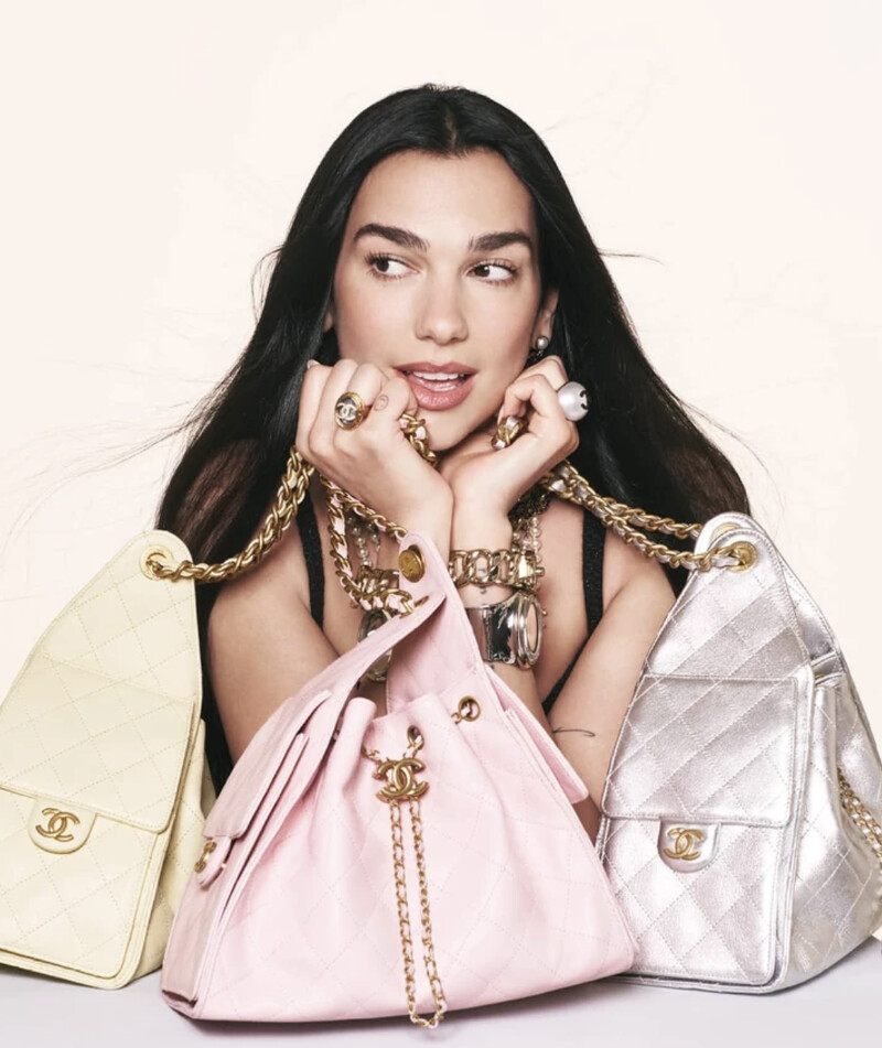 Dua Lipa也是Chanel 25包款的大使,他在私下也經常使用。 Dua Lipa也是Chanel 25包款的大使,他在私下也經常使用。