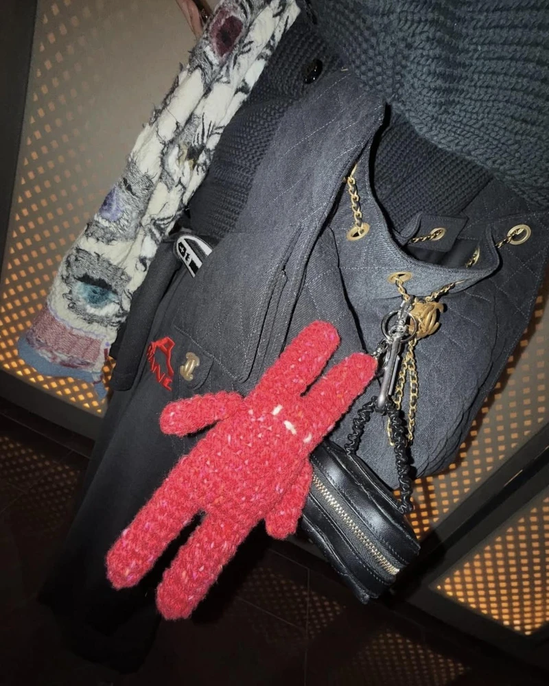 Jennie也是Chanel 25包款的愛好者,不同材質他都能輕鬆駕馭。 Jennie也是Chanel 25包款的愛好者,不同材質他都能輕鬆駕馭。