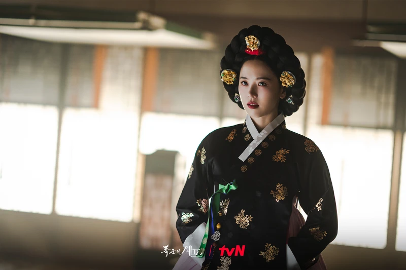 姜漢娜飾演姜木主。