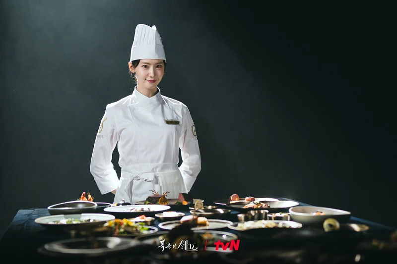 潤娥為戲練究出了「法式火焰料理」的料理技法。