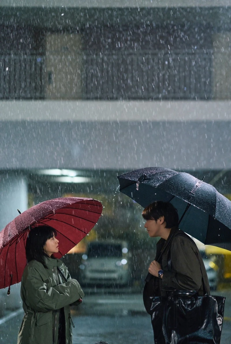 電視劇中暗示愛情的紅雨傘出現在恩秀與李慶之間