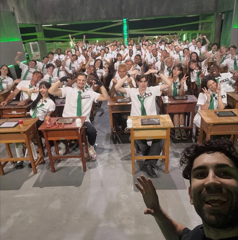 《中文怪物》節目中酷和100位來自世界各地的外國參賽者在攝影棚內的合照 Photo / Instagram@kudream 《中文怪物》節目中酷和100位來自世界各地的外國參賽者在攝影棚內的合照 Photo / Instagram@kudream