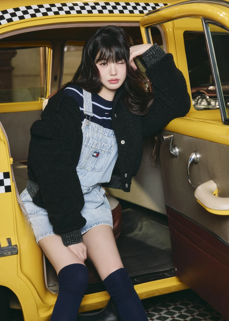 泰迪熊學院棒球外套、丹寧工裝連身裙、修身羅紋長袖上衣 by TOMMY JEANS。 泰迪熊學院棒球外套、丹寧工裝連身裙、修身羅紋長袖上衣 by TOMMY JEANS。