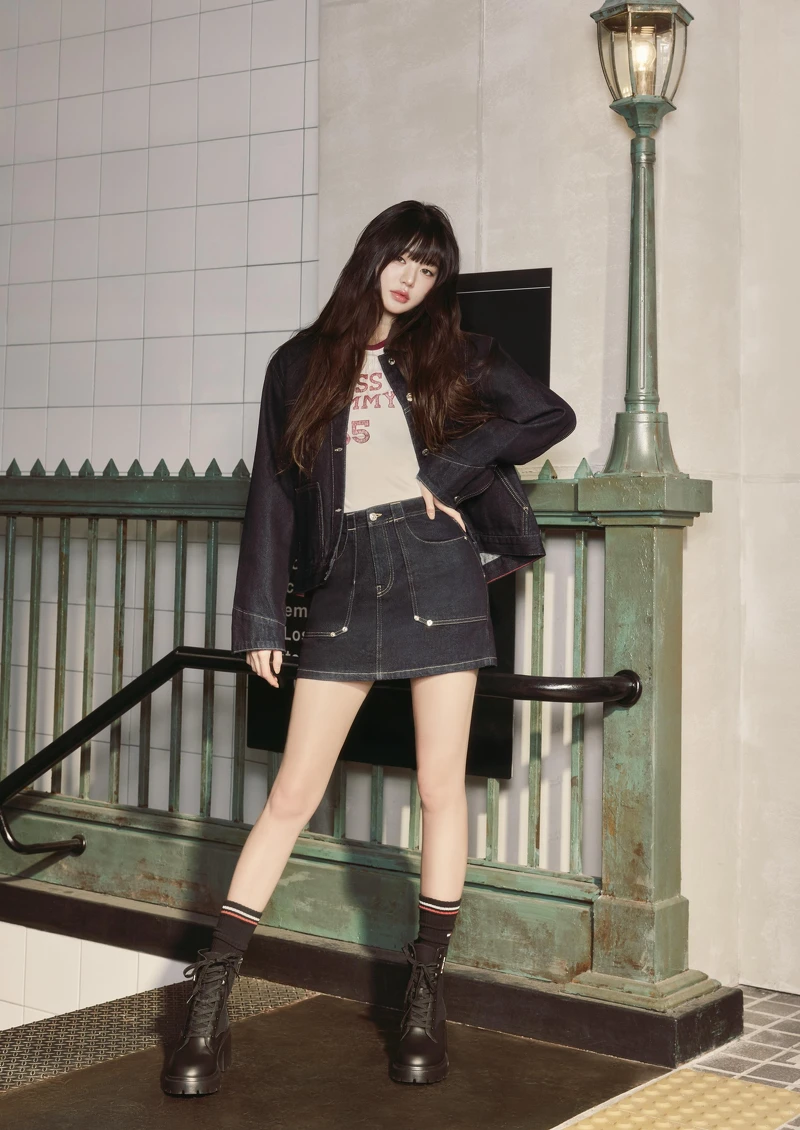 寬版丹寧工裝夾克、修身短袖標誌 T 恤、丹寧迷你裙、異材質拼接跟靴 by TOMMY JEANS。 寬版丹寧工裝夾克、修身短袖標誌 T 恤、丹寧迷你裙、異材質拼接跟靴 by TOMMY JEANS。