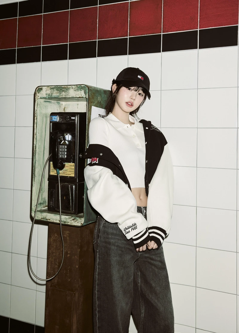 羊毛大學棒球外套、經典長袖 POLO 毛衣、寬鬆繭型牛仔褲、經典旗幟棒球帽 by TOMMY JEANS。 羊毛大學棒球外套、經典長袖 POLO 毛衣、寬鬆繭型牛仔褲、經典旗幟棒球帽 by TOMMY JEANS。