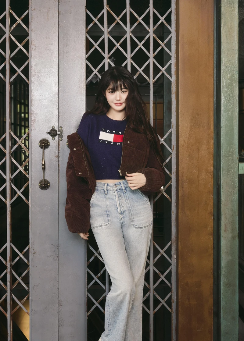 短版燈芯絨羽絨衣、旗幟徽章長袖毛衣、淺色水洗牛仔褲 by TOMMY JEANS。 短版燈芯絨羽絨衣、旗幟徽章長袖毛衣、淺色水洗牛仔褲 by TOMMY JEANS。