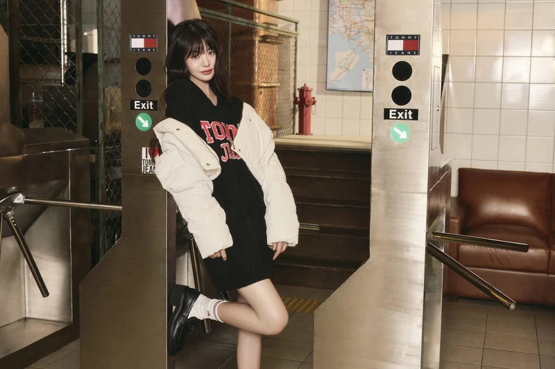 燈心絨羽絨外套、學院標誌連身毛衣、粗跟樂福鞋 by TOMMY JEANS。 燈心絨羽絨外套、學院標誌連身毛衣、粗跟樂福鞋 by TOMMY JEANS。