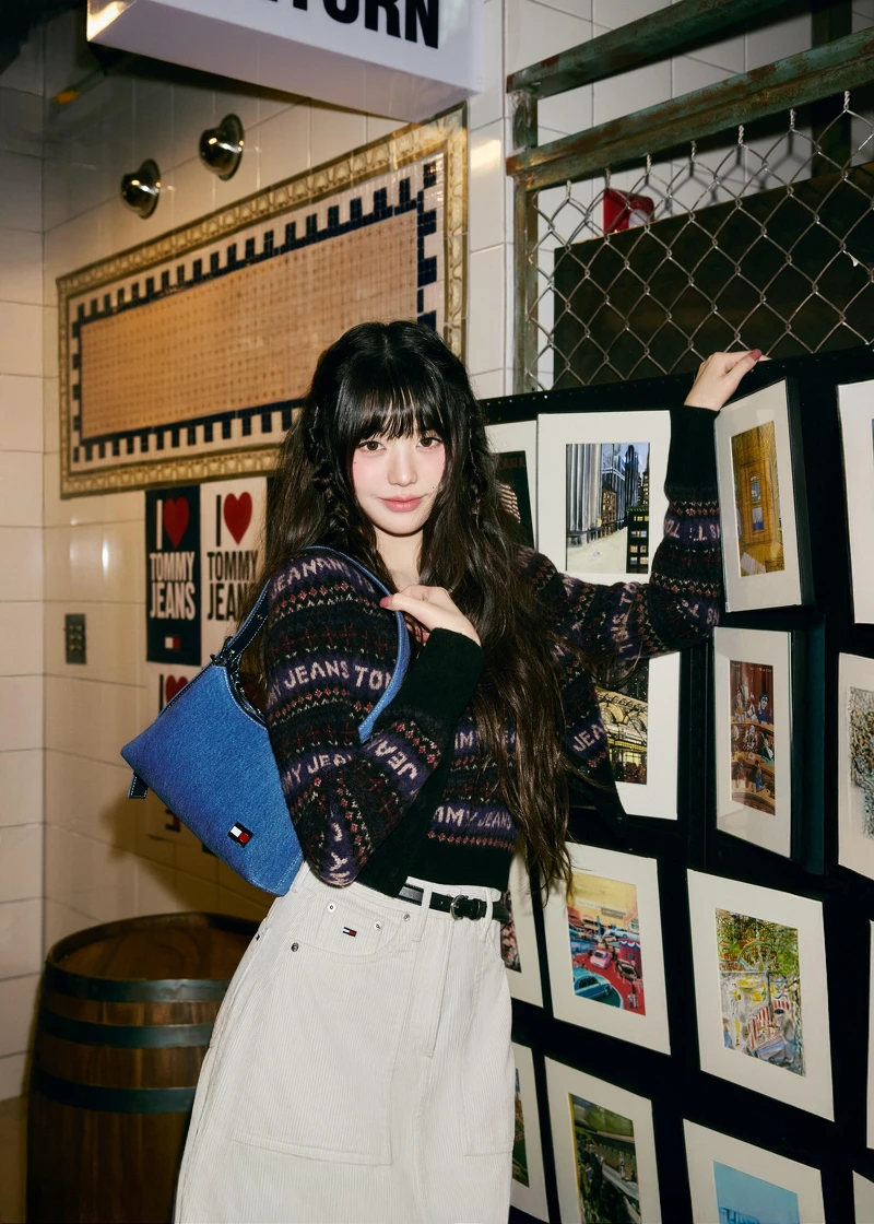 費爾島開襟毛衣、費爾島背心、燈心絨工裝裙、旗幟丹寧肩揹包 by TOMMY JEANS。 費爾島開襟毛衣、費爾島背心、燈心絨工裝裙、旗幟丹寧肩揹包 by TOMMY JEANS。