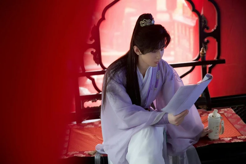 成毅片場幾乎劇本不離手,時刻研究。 成毅片場幾乎劇本不離手,時刻研究。