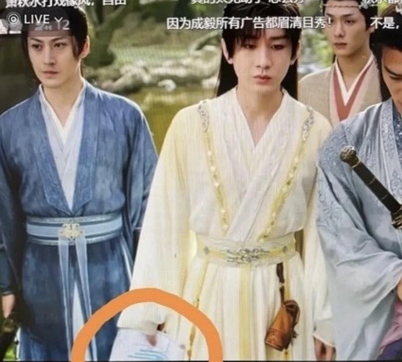 14集成毅手上居然拿著劇本。 14集成毅手上居然拿著劇本。