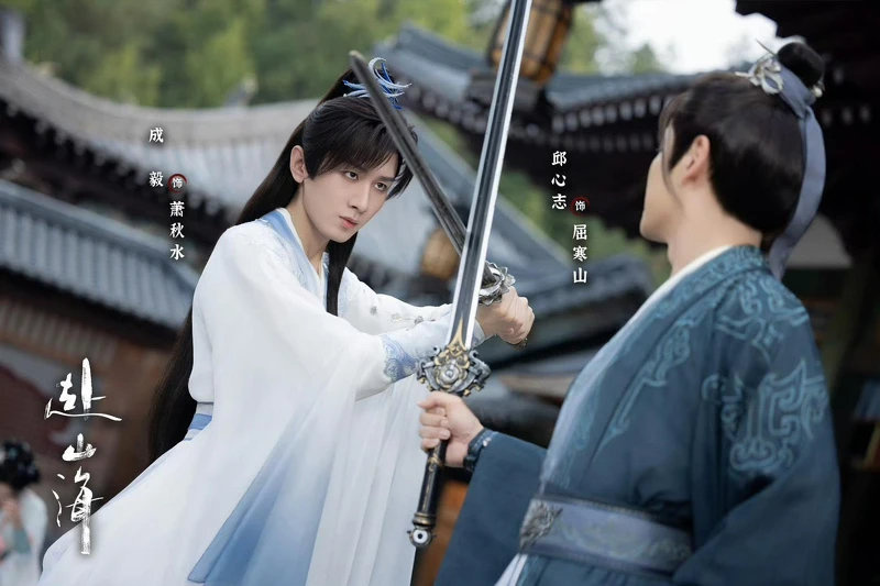 導演常用低角度拍成毅。 導演常用低角度拍成毅。