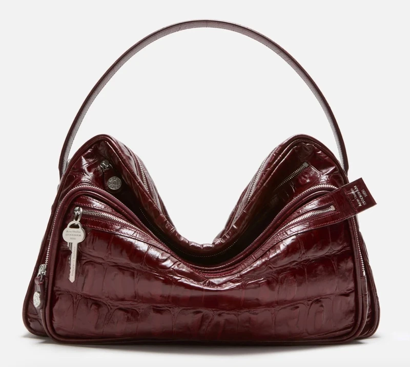 白敬亭同款CAMERO CAMERA 肩背包,NT$90,000酒紅色。 白敬亭同款CAMERO CAMERA 肩背包,NT$90,000酒紅色。