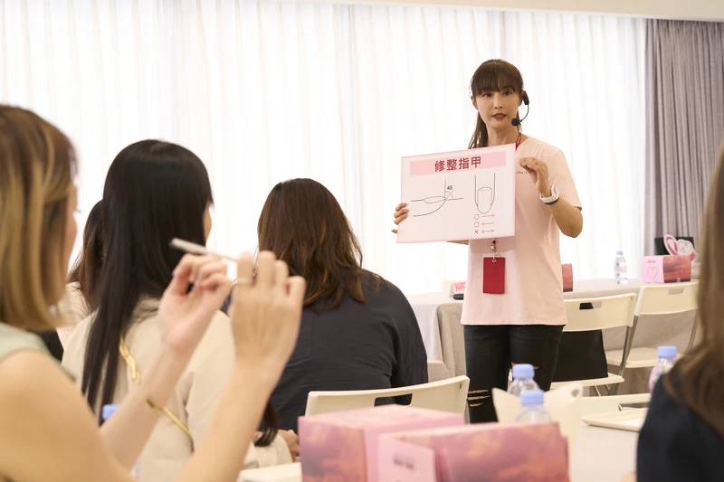 在「2025 粉紅重生公益座談會」上,資生堂專業老師親自指導病友與來賓進行指甲彩繪。色彩與圖騰化為指尖上的作品,在陪伴與創作間交織出療癒與希望,真切展現「美的力量」。 在「2025 粉紅重生公益座談會」上,資生堂專業老師親自指導病友與來賓進行指甲彩繪。色彩與圖騰化為指尖上的作品,在陪伴與創作間交織出療癒與希望,真切展現「美的力量」。