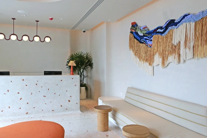 團體入住大廳也有「Yarn Story Studio」的作品,其靈感來自海風,用鮮明色彩和編織紋理表現出海洋的活力。 團體入住大廳也有「Yarn Story Studio」的作品,其靈感來自海風,用鮮明色彩和編織紋理表現出海洋的活力。