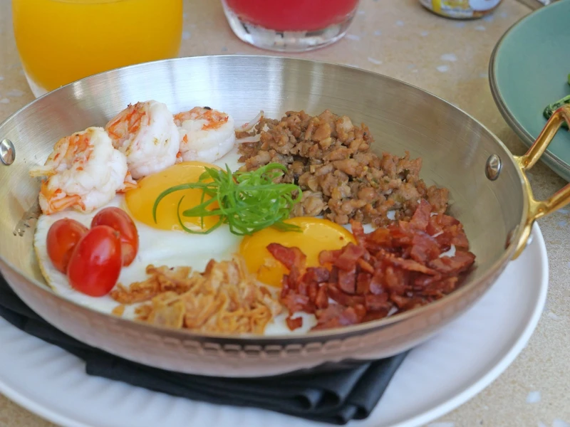 特色早餐「泰式煎蛋鍋」(Khai Krata)。 特色早餐「泰式煎蛋鍋」(Khai Krata)。