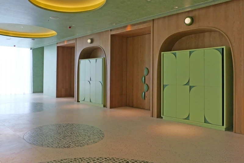 色彩繽紛的多功能會議室空間。 色彩繽紛的多功能會議室空間。