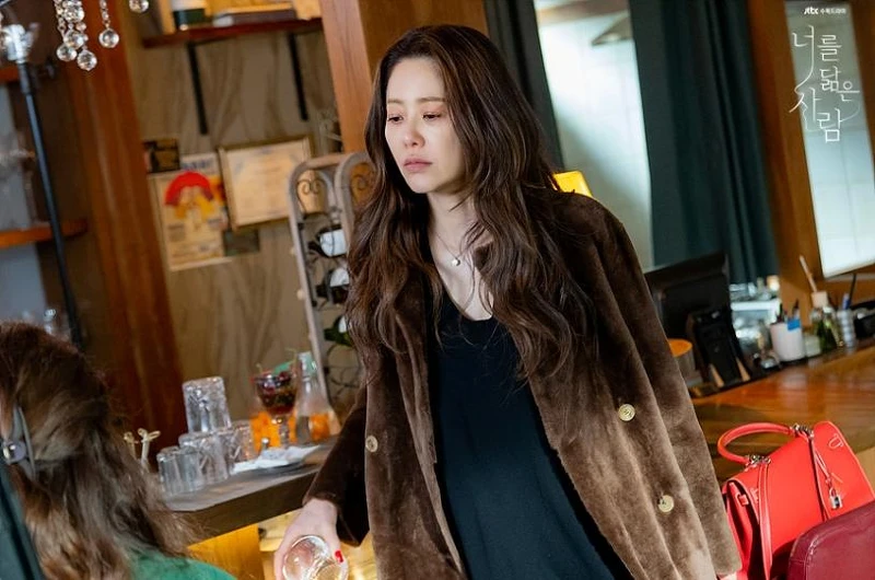 《妳的倒影》高賢廷拿自己的凱莉包當道具 Photo/ Jtbc 《妳的倒影》高賢廷拿自己的凱莉包當道具 Photo/ Jtbc