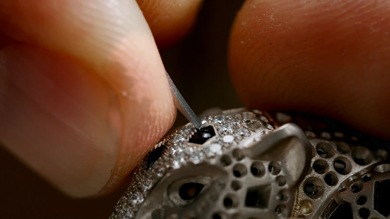 卡地亞美洲豹珠寶的毛皮鑲嵌工藝細節