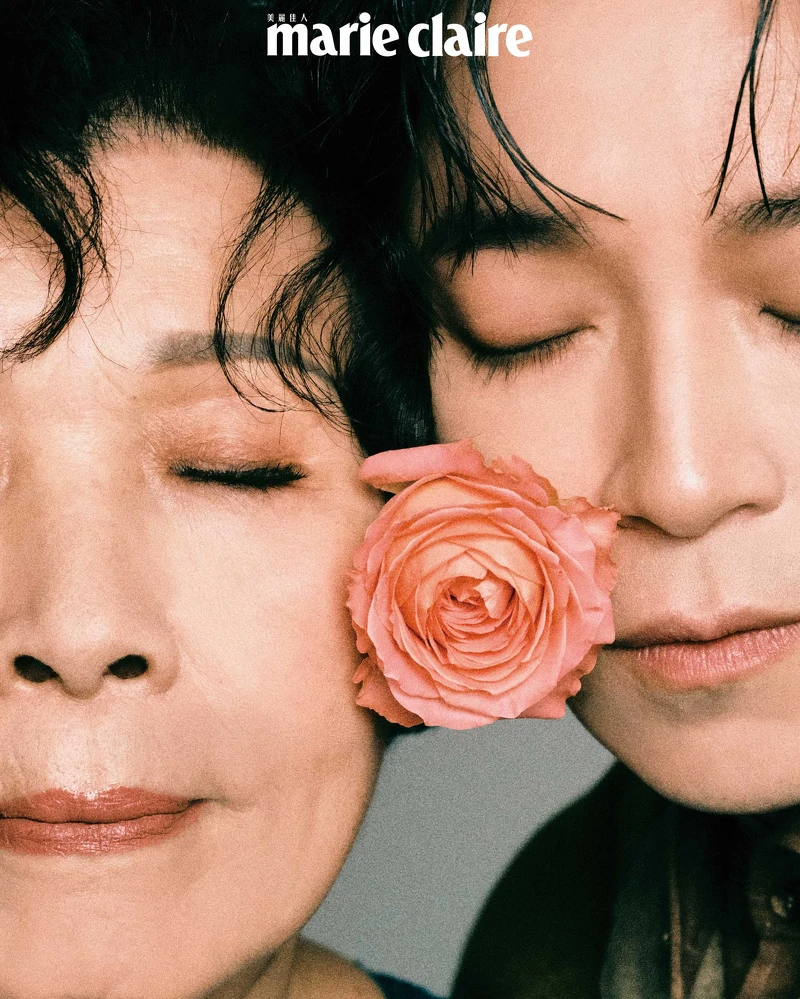 青峰:橄欖綠獵裝外套、咖啡色襯衫,both by Loro Piana。 青峰媽媽:藍綠色上衣,Issey Miyake。 青峰:橄欖綠獵裝外套、咖啡色襯衫,both by Loro Piana。 青峰媽媽:藍綠色上衣,Issey Miyake。