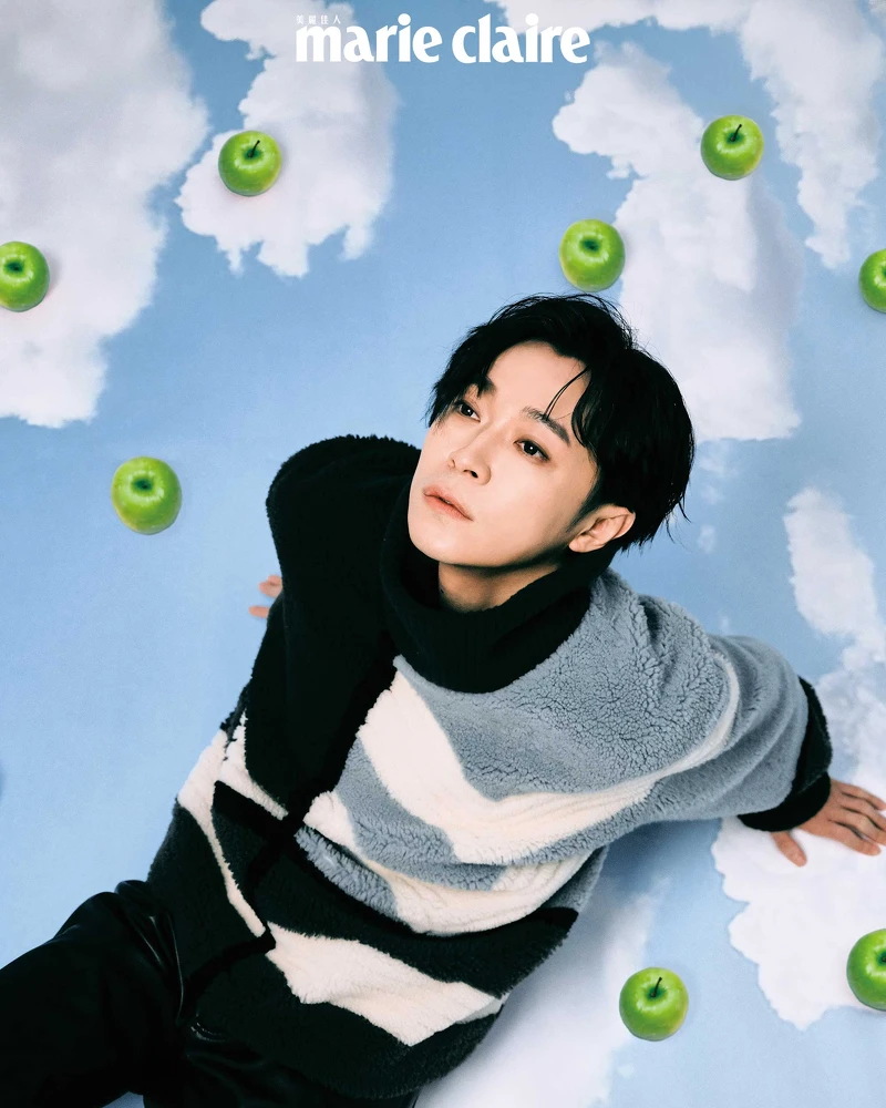 高領圖案針織衫、皮革長褲,both by Hermès。 高領圖案針織衫、皮革長褲,both by Hermès。