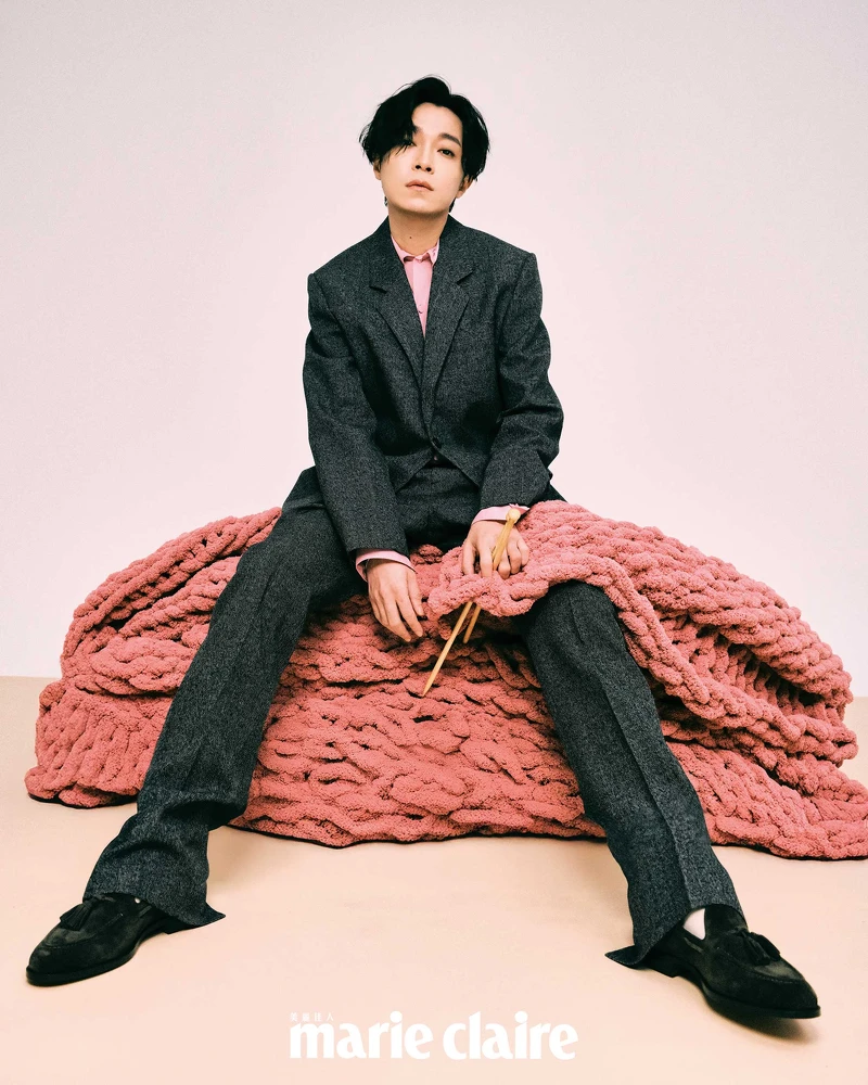 灰色西裝外套、灰色西裝長褲、粉色襯衫,all by Gucci;流蘇樂福鞋,Loro Piana。 灰色西裝外套、灰色西裝長褲、粉色襯衫,all by Gucci;流蘇樂福鞋,Loro Piana。